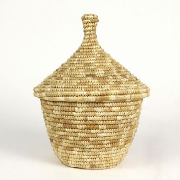 A tan Endiro basket covered with a lid